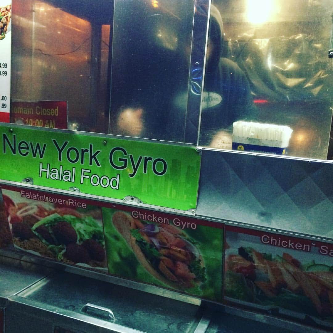 THE RiCECOOKERSのインスタグラム：「One of the reasons why I love NY. #thericecookers #rockband #alternative #newyork #vendor #halalfood #chickenoverrice」