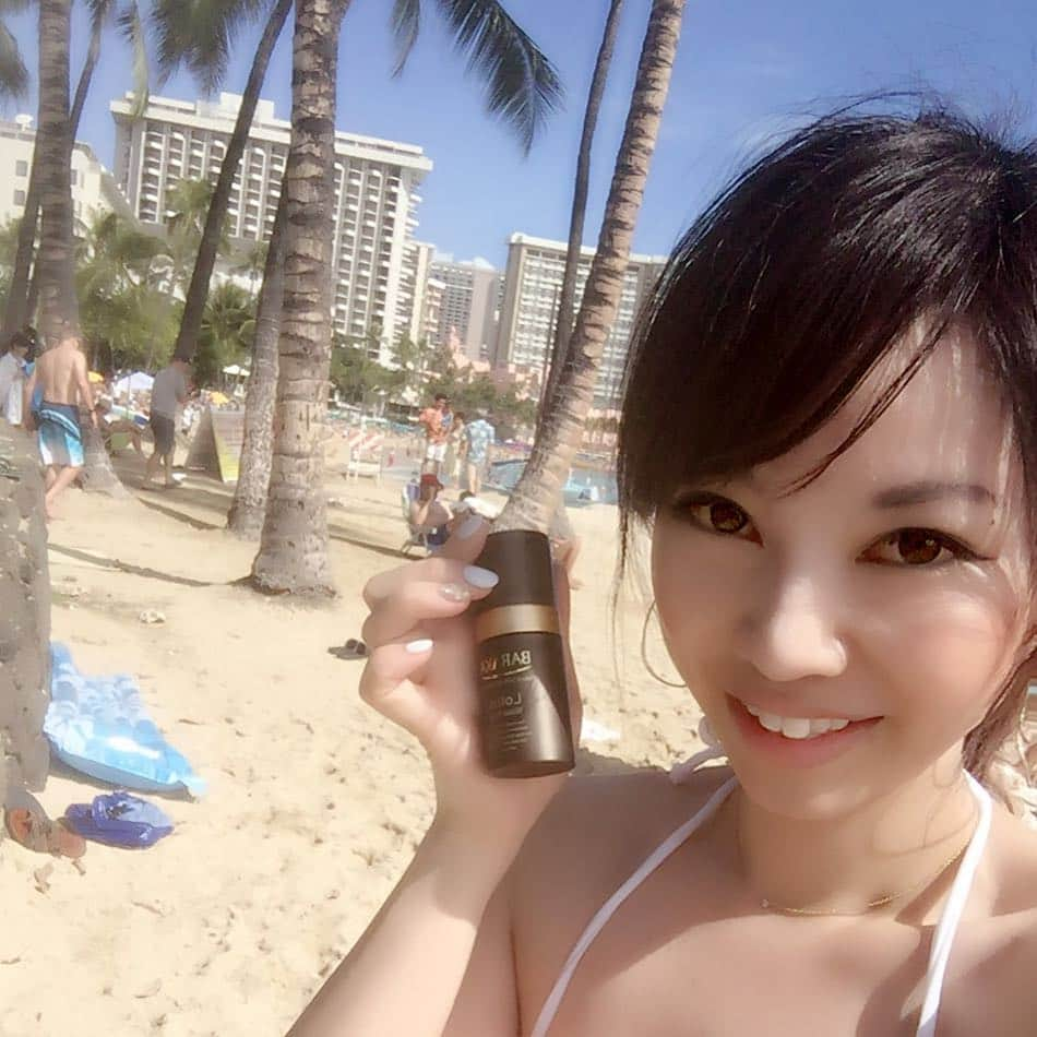 柴本愛沙さんのインスタグラム写真 - (柴本愛沙Instagram)「ビーチ⛱楽しかったぁ❤️ しっかり日焼け止めを塗ったけど、水着の跡がわかるくらい焼けてたよ😅 風も強くてかなりお肌に負担かかりそうだったので、BARAKAのロータス ウォーターミスト持っていって、こまめにシュッシュッとしてました❤️ ： #BARAKA #watermist #王妃美容 #ムーンメソッド #強風 #日差し #潤い大事  #beach  #水着 #girl #HAWAII  #ハワイ #オトナ女子 #traveling #vacation #visiting #instatravel #instago #trip #instapassport  #instagood  #化粧水 #フレッシュなワタシをつくるもの」12月6日 20時30分 - aisa_shibamoto