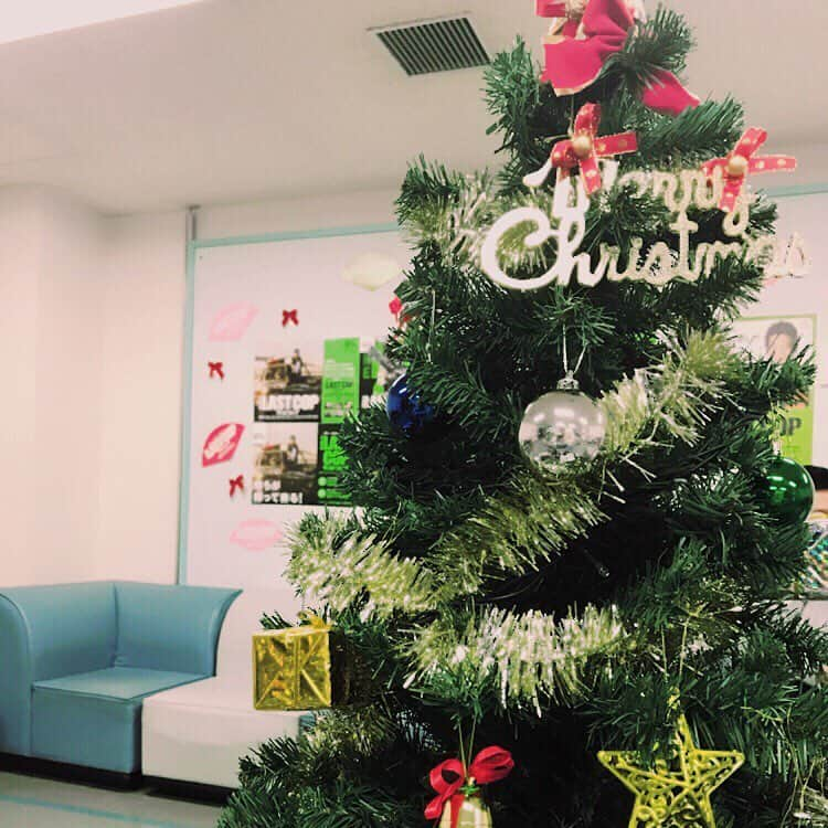 佐々木希さんのインスタグラム写真 - (佐々木希Instagram)「ラストコップの スタジオにクリスマスツリー🎄 そんな季節かぁ✨ 今日はスタジオに籠りっきりです💨 hulu10日配信のラストコップの撮影で 京極と結衣が、そして加奈子と亮太が 入れ替わるシーンが 可笑しくて可笑しくて爆笑…😂笑  #ラストコップ#クリスマスツリー#hulu」12月6日 21時18分 - nozomisasaki_official