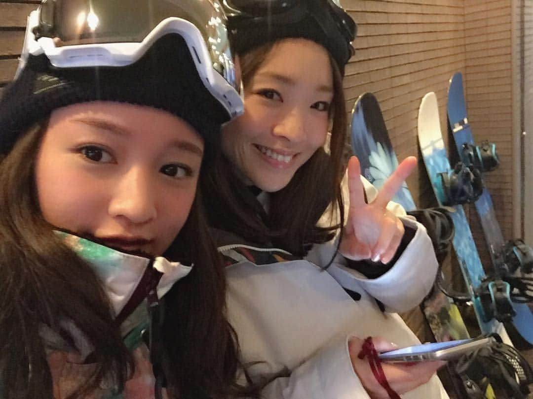 野尻美穂のインスタグラム：「今回の撮影はまいちゃんと一緒👯 笑い過ぎて今日もあっという間に終わっちゃいました💤 #木の葉滑り #水の教会 #カニ #スープカレー #ティラミス #雪にスニーカー #あー笑った #ESTIVO #北海道 #まいぷかわいすぎかよ」