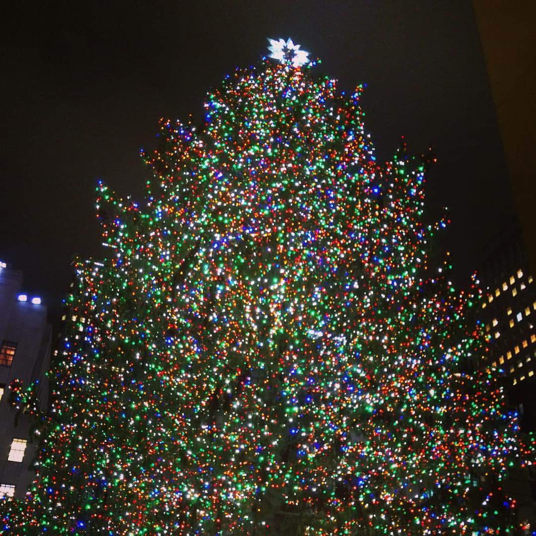 THE RiCECOOKERSのインスタグラム：「Something Christmassy. #thericecookers #rockband #alternative #newyork #christmas #christmastree #rockafellercenter #happyholiday」