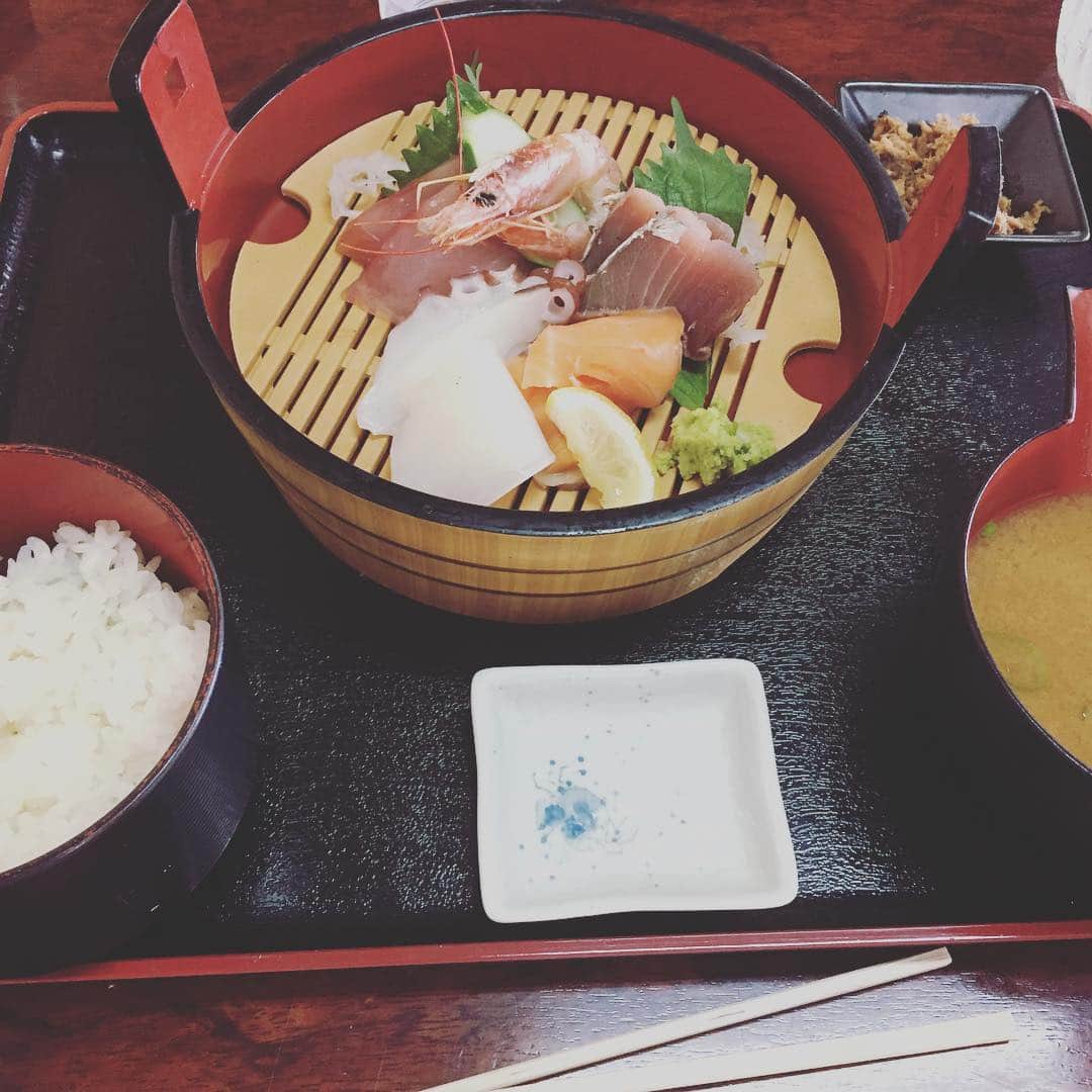 佐藤勇のインスタグラム：「刺身定食(^ ^) #海鮮#刺身定食#お腹いっぱい#贅沢 #練習がんばる」