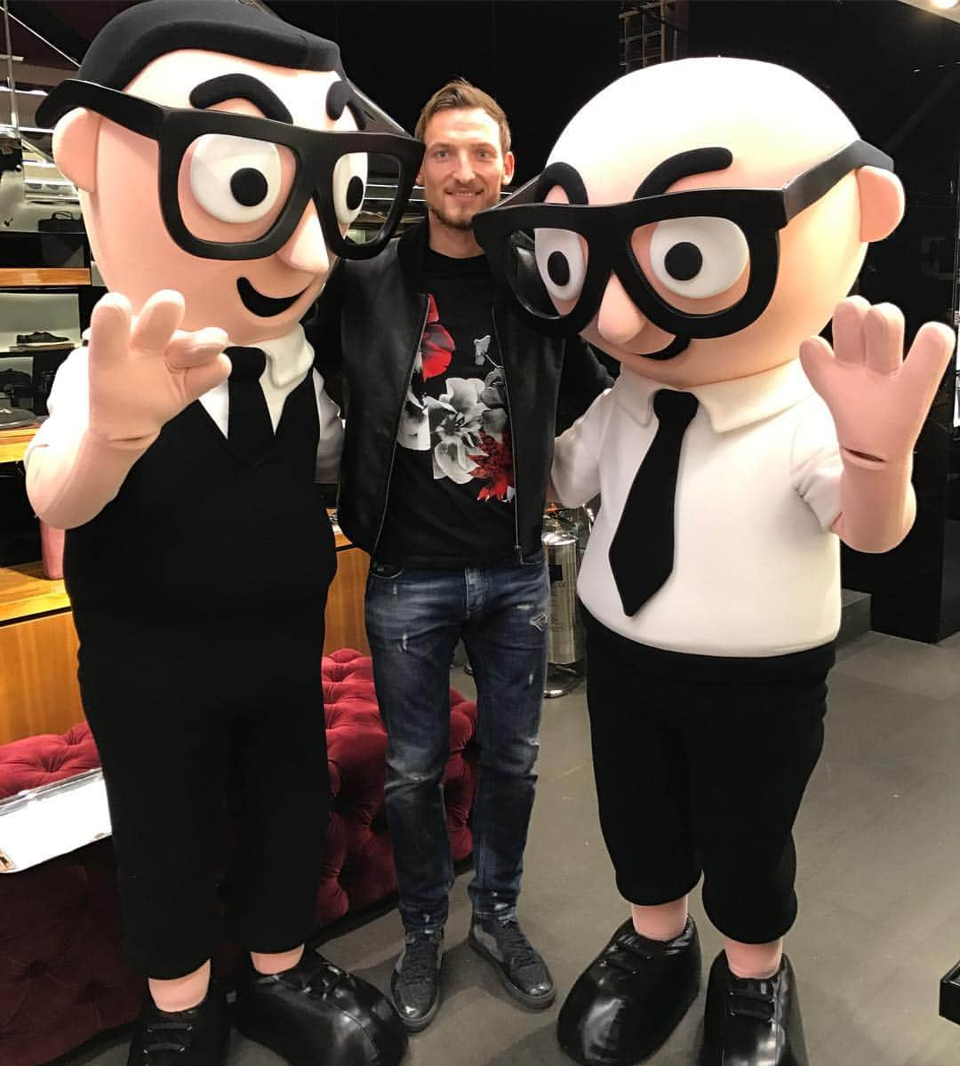 リボル・コザークのインスタグラム：「I met Dolce&Gabbana again 😂😂 this time they much more real😎😂 grazie @max_gervasi  questi ragazzi sono reali come me😎😂 #dolcegabbana #london #dgfamily」