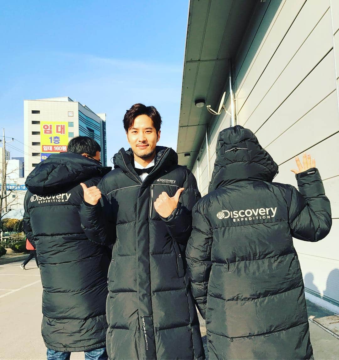 キム・ジソクのインスタグラム：「월동준비완료!!최강우리팀 이번겨울도 빠이팅하자!!#디스커버리 #벤치파카」