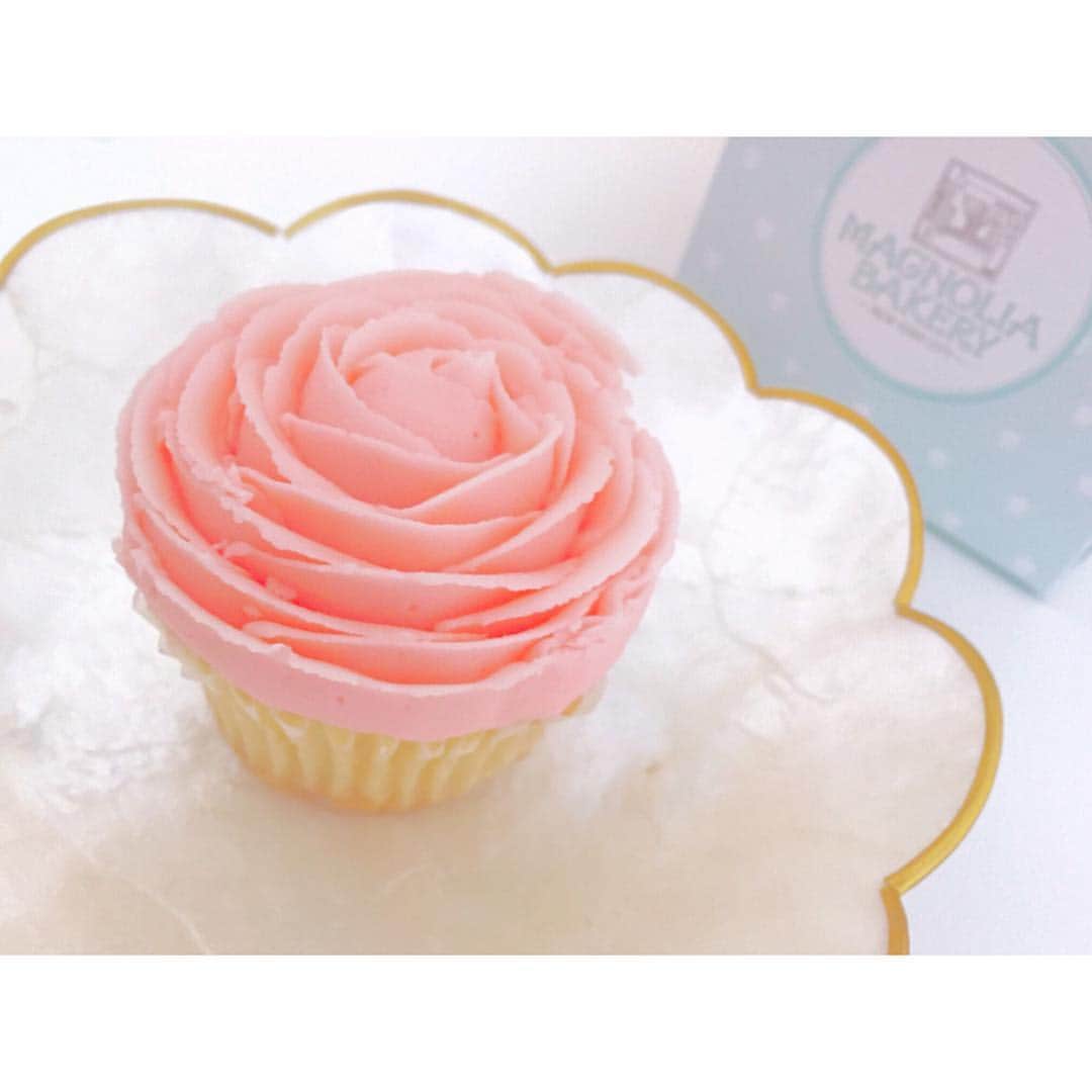 西村笑花さんのインスタグラム写真 - (西村笑花Instagram)「🌹 ・ ・ 頂いたカップケーキが可愛すぎるよ〜♡ 今日もがんばろう！今日から展示会だ〜！！ #マグノリアベーカリー #magnoliabakery #cute #rosecake #cupcake #gm #sweet #sweets #rose #🌹」12月8日 10時10分 - emika_nishimura