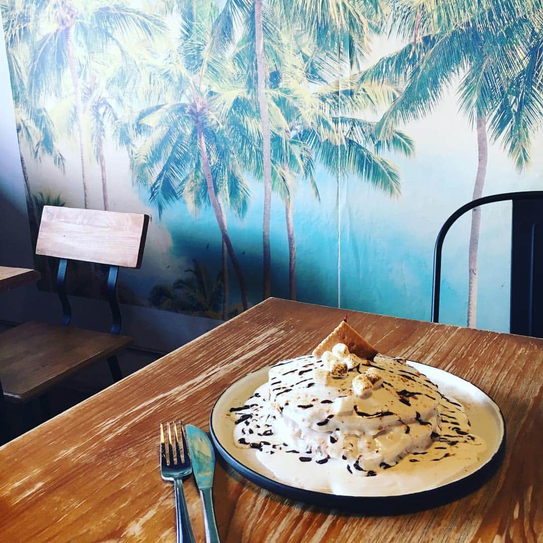 工藤まやさんのインスタグラム写真 - (工藤まやInstagram)「スイートな雪崩はEggheadのスモアーパンケーキ。甘くて体内も溶けそう。#ハワイ #eggheadcafe #pancake #instadaily」12月8日 14時27分 - mayahawaii325