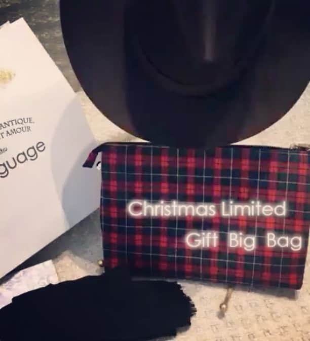 Languageのインスタグラム：「2016 X'mas Limited Gift Big Bag. * クリスマスギフトバッグご好評につき、明日12/9(fri.)よりクリスマスリミテッドギフトビッグバッグを販売スタートいたします。 ハットやバッグ、レギンス、ストールなど雑貨が3点入って5,400円(税込)と大変お得なギフトバッグ。お友達に、家族に、大切な人へのちょっとしたプレゼントに。数量限定となりますのでお早めにチェックを！ ※内容はアソートとなります。写真とは異なる場合がございますので予めご了承くださいませ。  #Language #ランゲージ #16AW #WinterCollection #Christmasfair #GiftBag #Christmas #2016Christmas #Fashion #Trend #Movie #FashionMovie #instagood #instafashion #Languagepress」