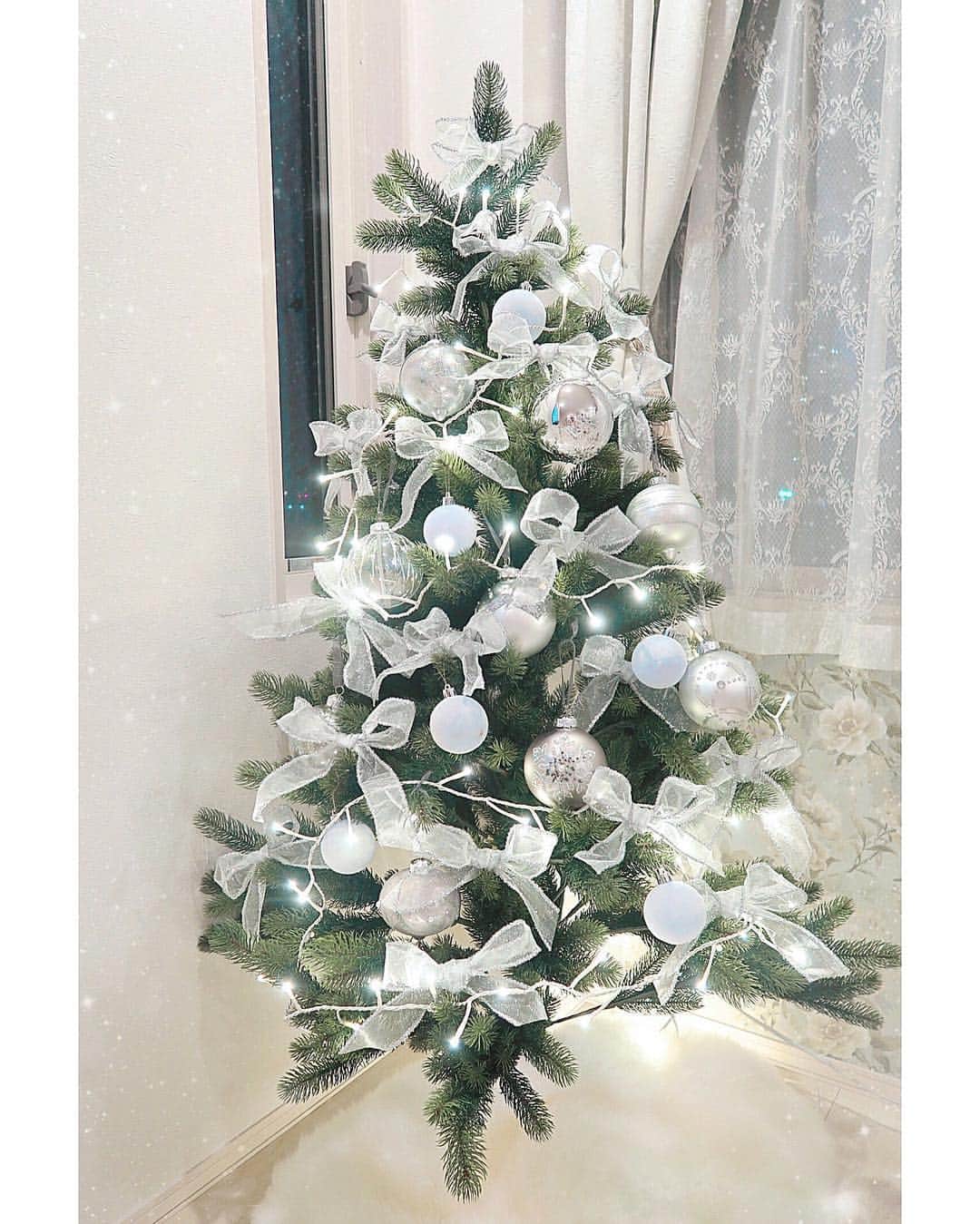 中田絵里奈さんのインスタグラム写真 - (中田絵里奈Instagram)「今年のツリーは…🌲 . silver×baby blueに💎♡💎♡ . . #christmastree #christmas2016 #tree #xmas #xmastree #クリスマス #クリスマスツリー #interior #インテリア #ribbon #リボン #キラキラ #winter #girly #white #silver」12月8日 22時09分 - erinanakata