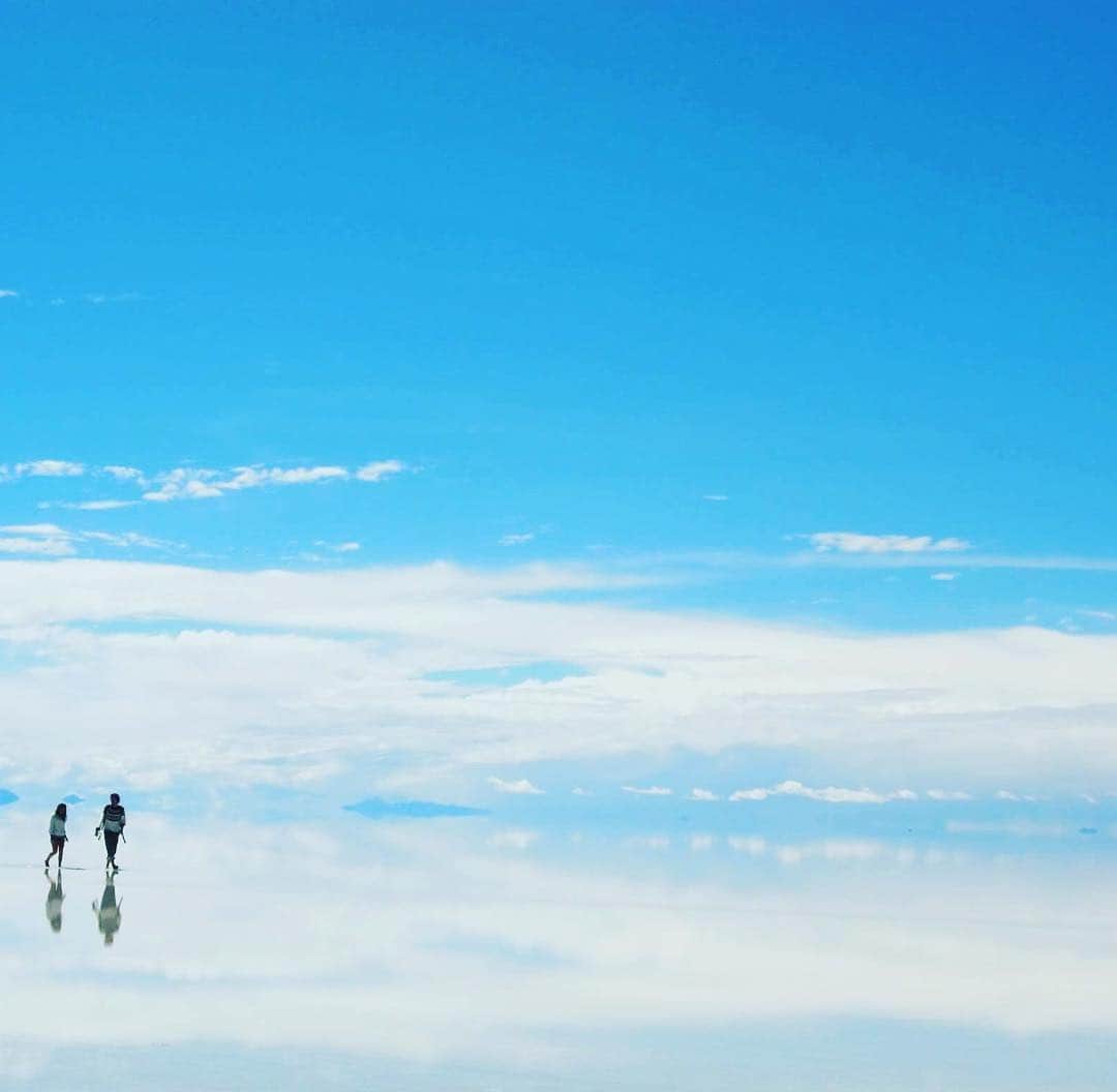 Koya Takeiのインスタグラム：「ウユニ塩湖 - ボリビア  この景色を見るためには、雨季の晴れに出逢わなければならない。選ばれた環境に恵まれることが大事だ。  日本は季節が豊かで、非常に恵まれている。それぞれの季節で旬なものを見つけ、五感を満たすことほど贅沢なことはない。  #素敵な休日の過ごし方 #世界一周 #旅行 #海外旅行 #南米 #ボリビア #ウユニ塩湖 #死ぬまでに一度は行きたい絶景 #絶景 #世界の絶景 #カップル #お散歩 #デート」