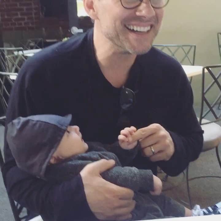 クリスチャン・スレーターのインスタグラム：「Got to hang out today with my agent's new addition. We were speaking in tongues!」
