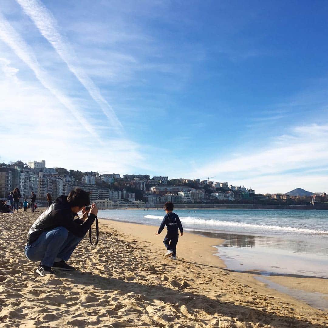 権田修一さんのインスタグラム写真 - (権田修一Instagram)「12月2日でホルンでの活動が終わり、今はスペインでトレーニングしています！ 今日は休みだったので、内陸国オーストリアでは見られなかった海へ！！ 息子は砂浜を果てしなく大きな砂場だと思ったみたい。笑 グアムに行ったのは1歳の頃だから彼の記憶に残る初めての海かな？」12月9日 3時15分 - shuichi33g