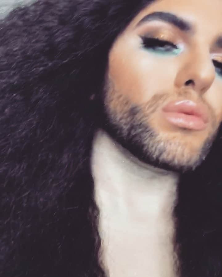 A riel D iazのインスタグラム：「MerWitchBitch with big hair 💆🏽」