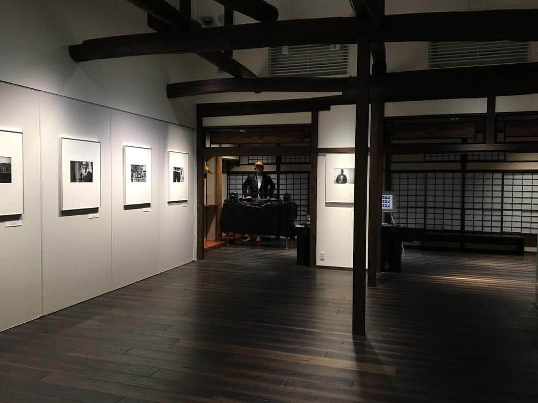 田中知之さんのインスタグラム写真 - (田中知之Instagram)「今夜は京都・祇園の花見小路にあるライカ京都店2Fのライカギャラリー京都にて、仲間であるHobby Izaki 君の写真展のレセプションパーティにてDJ。これは終宴を見計らっての記念撮影。しかし、なんともナイスな佇まいの建物だこと。パーティも大盛況でした。#leica #leicakyoto」12月9日 20時12分 - tomoyukitanaka