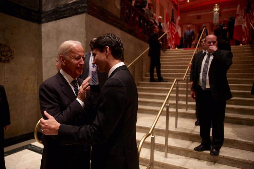 ジョー・バイデンのインスタグラム：「Vice President Biden ✓ Prime Minister Trudeau ✓ The VP is in Ottawa for bilateral meetings with the Canadians, and just finished a dinner hosted by the Prime Minister.」