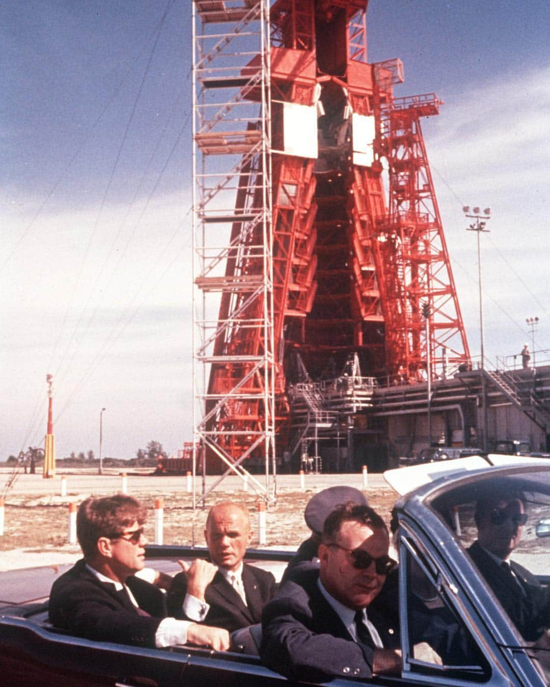 キャロライン・ケネディさんのインスタグラム写真 - (キャロライン・ケネディInstagram)「As the first American to orbit the Earth and the oldest person to fly in space, my friend John Glenn was an American hero. アメリカ人初の地球周回に成功し、1998年に77歳という史上最高齢で向井千秋さんたちと一緒にスペースシャトルに搭乗した宇宙飛行士、ジョン・グレンは私の友人であり、真のアメリカの英雄でした。」12月9日 16時20分 - amb_kennedy