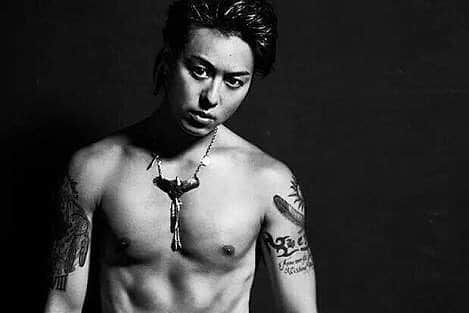 EXILE TAKAHIRO（なりきり）のインスタグラム：「Instagram、Twitter、EXILEMobileにメッセージをくださった方々ありがとうございました！！！ 事務所に手紙やプレゼントをくれたみなさんもありがとうございます！！ 大切にします！！！ メンバーの皆んなもメールとかで祝ってくれてありがとう！！！！ 本当に皆さんに感謝しています！ 今日は32歳1日目です(笑) 今年はすごくたくさんの活動させていただき感謝しています。すごく深い思い出でした！！ 32歳はさらにEXILE TAKAHIROとして、1人の男とてして皆さんにLove Dream Happinessをお届けできるように頑張ります！ 来年はさらに皆さんに嬉しいニュースが届けられるように頑張ります！！！ 本当にありがとうございました！！！ 皆さん大好きです！！」