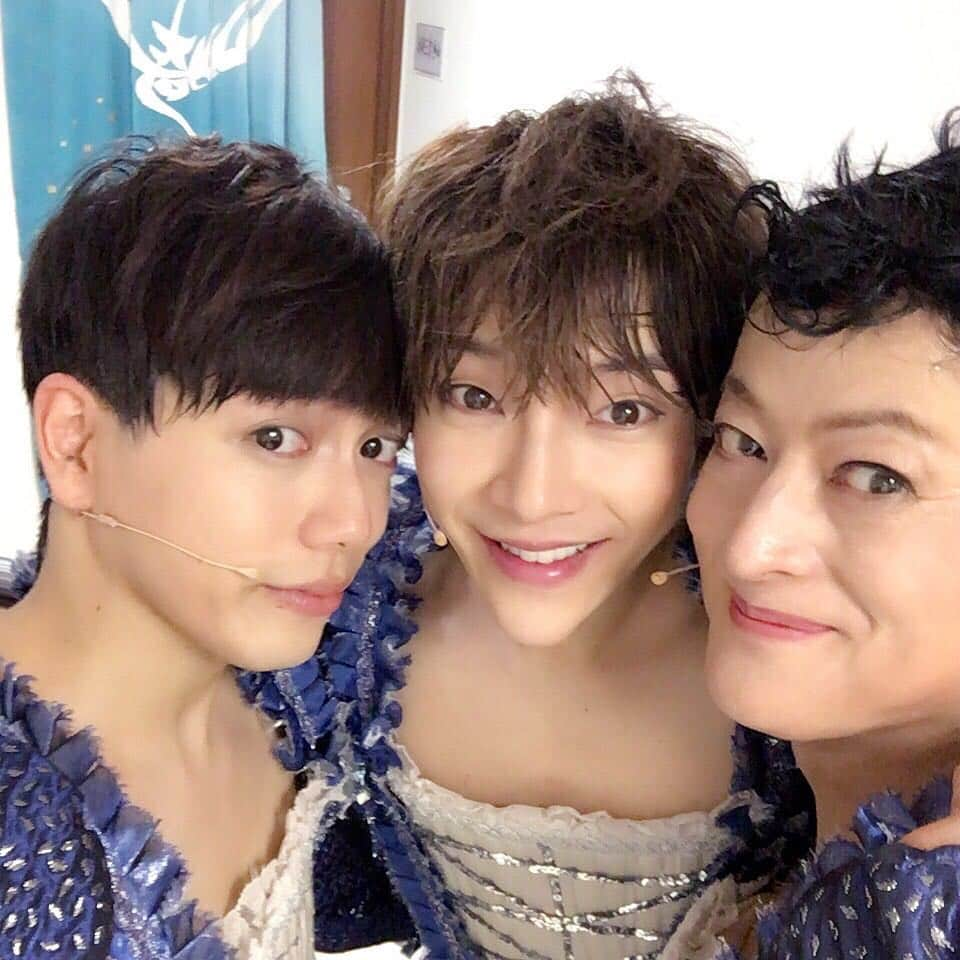 山崎育三郎さんのインスタグラム写真 - (山崎育三郎Instagram)「ユナク初日。  3人の旅は続きます！！ 今日の盛り上がりはびっくり^ - ^  それそれ〜  #ティック #アダム #バーナデット #プリシラ」12月9日 17時47分 - ikusaburo_yamazaki