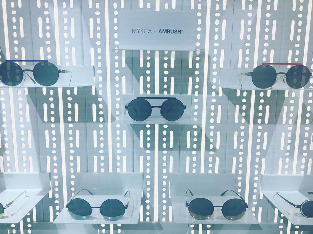 海老原優香さんのインスタグラム写真 - (海老原優香Instagram)「😎😎😎 xmas present for... ・ ・ ・ ハマりまくってしまったメガネブランド🕶 自分へのクリスマスプレゼント🎁 #mykita #ambush #sunglasses  #maisonmartinmargiela #colaboration」12月10日 1時38分 - ebioffi