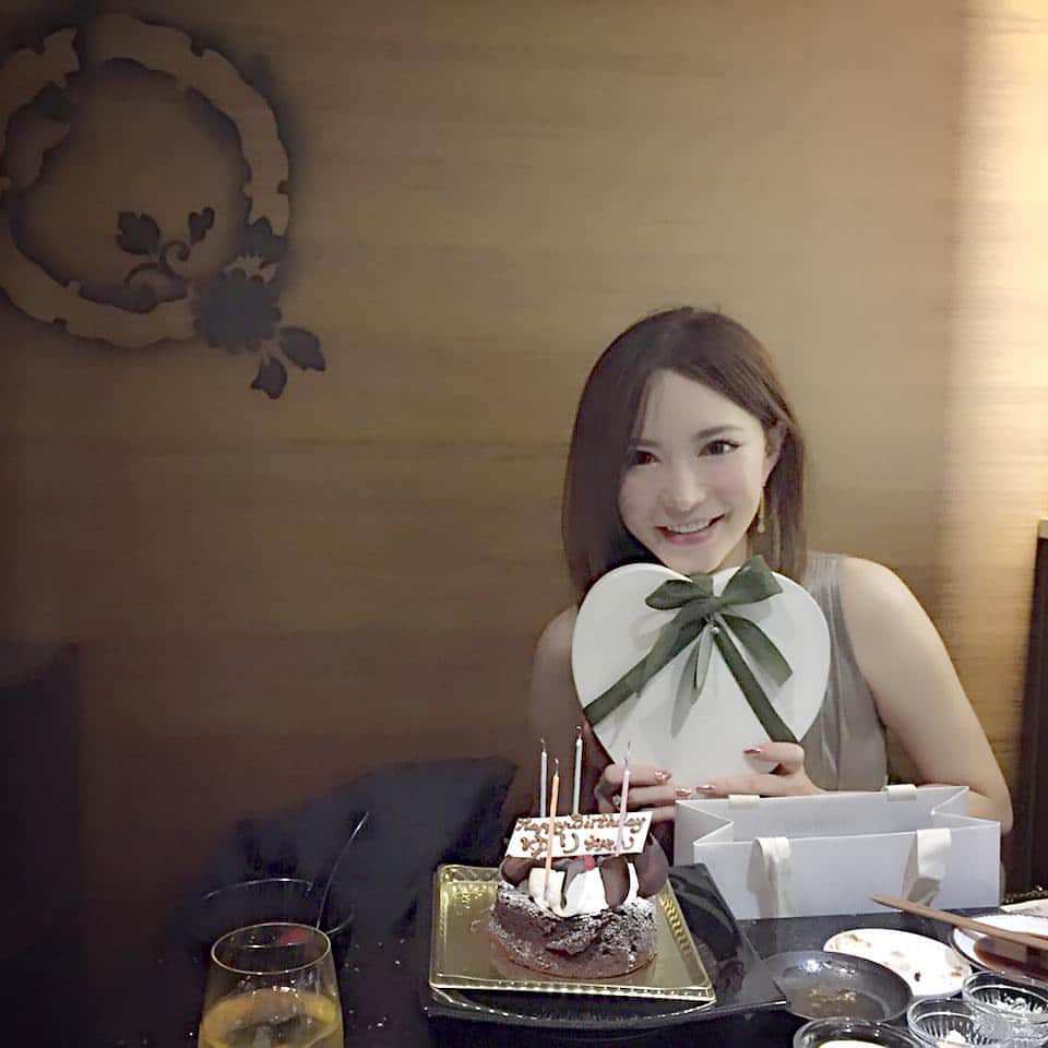 里美ゆりあのインスタグラム：「大好きなお友達からのまさかのサプライズ(⌒‐⌒)メッセージもプレゼントもケーキもとても嬉しかったです♪ 本当ありがとう(^^)これからも宜しくね(^-^)v#誕生日#大切な友達❤️ #皆頑張りやさん」