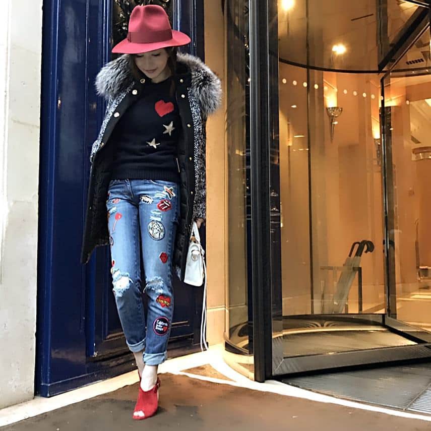 里美ゆりあのインスタグラム：「明けましておめでとうございます(^^) 本年も宜しくお願いします♪ #2017年#パリ#サントノーレ#シャンゼリーゼ#ルブタン本店#balenciaga #オニオングラタンスープ #シーバス#ビーフベッパーソース#ミディアムレア #イタリア#ミラノ#モンテナポレオーネ#ボルサリーノ#moncler#ピザ #フィットチーネ #アルデンテ」