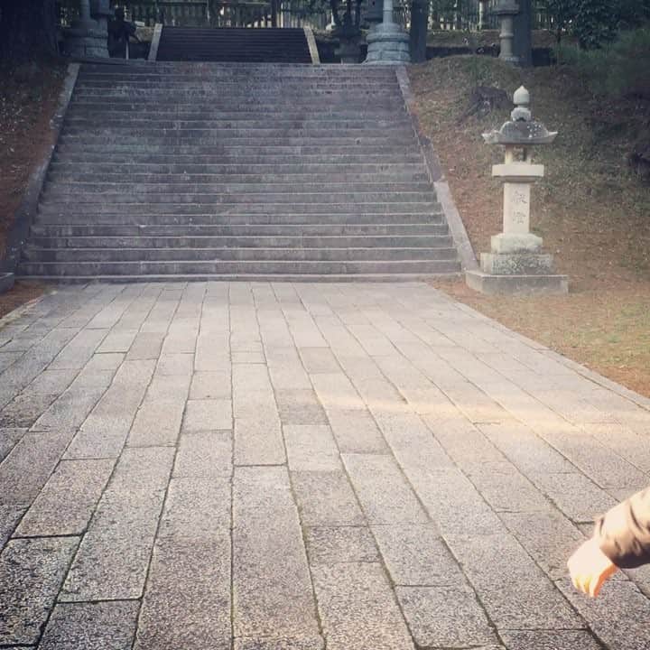 松山愛里のインスタグラム：「『手を叩くか強く足踏みをすると美しい音が返ってきます』 ということでやってみたところ、びっくりするくらい本当に音が返ってきて本気で楽しんでいる様子。笑 人為的に造られたものではないらしく、なんとも不思議で面白い石畳！！✨(動きとリズムと笑い方が変です) #瑠璃光寺#うぐいす張りの石畳#山口県#なにこのリズム#松山リズム#アイリーンの神社仏閣巡り」