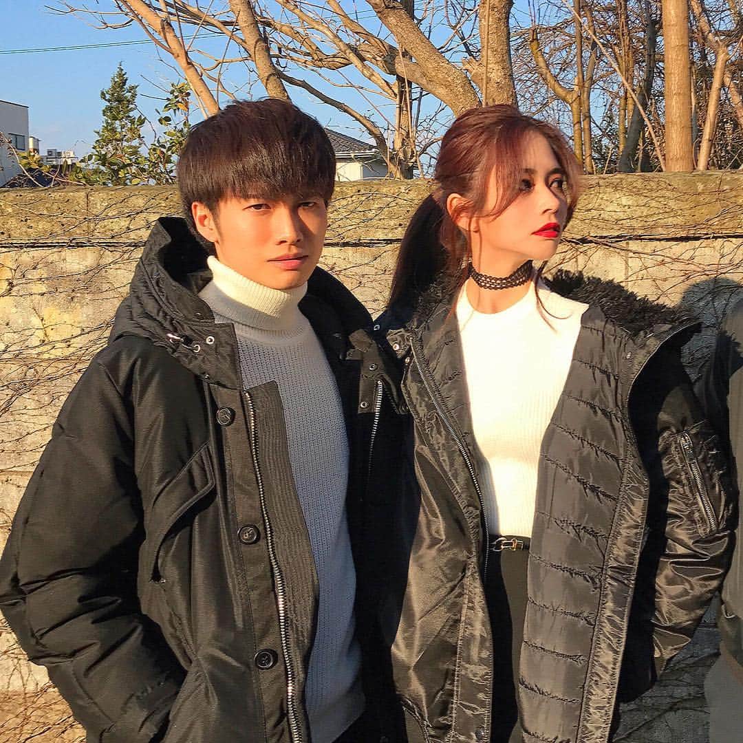 のインスタグラム：「写真は生意気な弟と謎にキメててやばい👦🏻 みんな初詣⛩行ったー？？？ おみくじは末吉→吉→3回目に大吉でました❤️ ・ みんなにズルいって言われるけど私は毎年大吉がでるまでおみくじします。大吉が出るまでやらないと気がすまないです。結局、凶であろうが吉であろうが自分の人生は自分で切り開くものだから（笑）なんでもいいって思うけど、この世で大吉が1番いいとするなら1番いいのが出るまで引いて気持ちよく新年を迎えたいんです！チャンスは自分で掴みにいく✊🏻🔥 ………………ってゆう2017年も頑固さとワガママさは人一倍すぎて大変そうです💭 今年の目標は、時間を守る。笑 それではみなさんあらためて今年一年よろしくお願いします！ ・ ・ ・ #初詣#神社#地元#富山#兄弟#family#おみくじ#大吉#自分#コーデ#コーディネート#coordinate#chance#こだわり#頑固#時間#白黒#brother#仲良し#双子コーデ#sister#韓国#おしゃれ#얼짱#패션#섹시#형제#가족」
