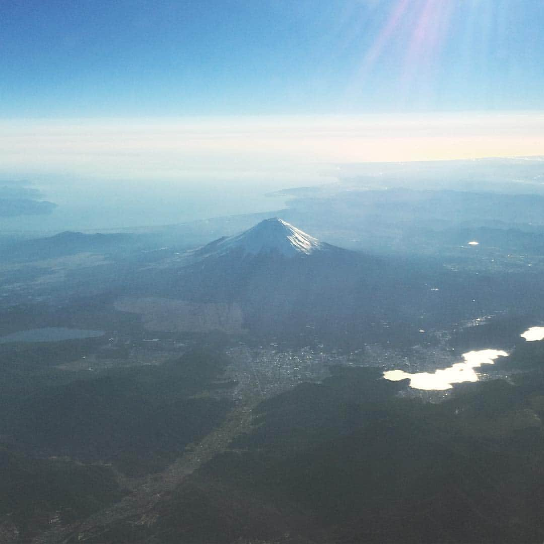 吉田羊さんのインスタグラム写真 - (吉田羊Instagram)「羽田空港。場内アナウンス。「ヤマグチツトムさま。ヤマグチツトムさま。」 …(._.)「この頃少し変よ？」 #昭和的発想」1月4日 17時36分 - yoshidayoh_official