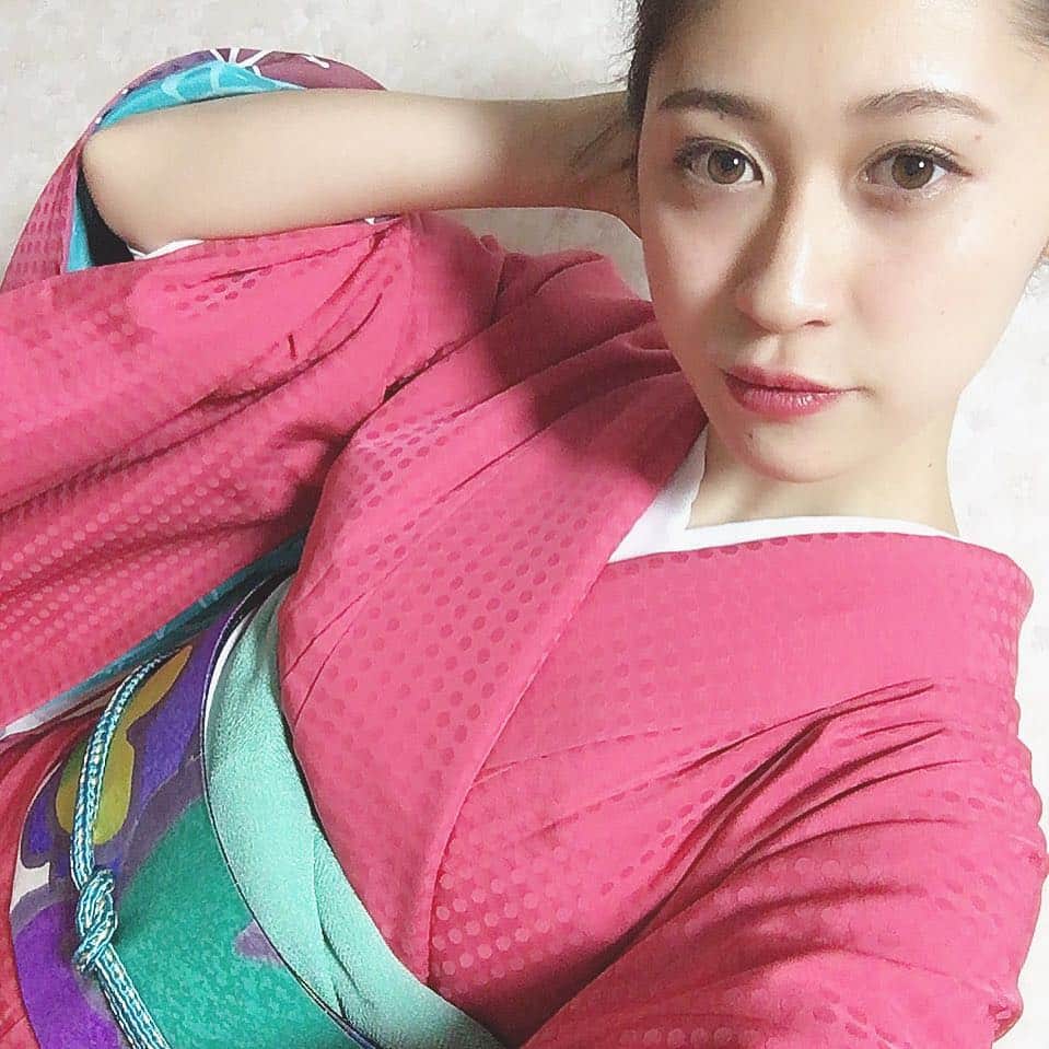 豊森ちはやさんのインスタグラム写真 - (豊森ちはやInstagram)「お母さんが裏地にもこだわって縫ってくれた 小紋を着て初詣へ行ってきました。 . 木下修さんデザイン生地と帯だそうで、ポップな合わせに ☺︎ . . #木下修 #小紋 #着物 #初詣 #2017 #和 #kimono #japaneseculture #japanese」1月5日 0時40分 - chihaya_314