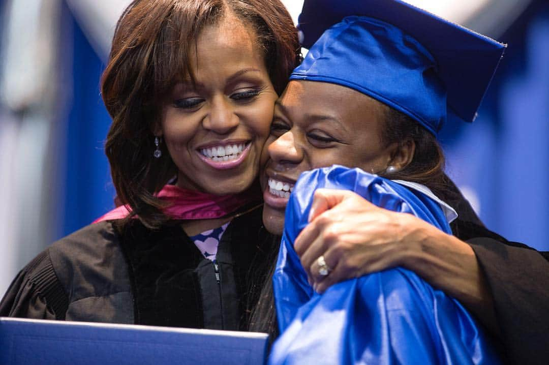 ミシェル・オバマのインスタグラム：「As the First Lady prepares to deliver her final remarks of the Obama Administration, we are taking a look back at Mrs. Obama's most inspirational #ReachHigher quotes. Join us this Friday at 11AM ET as the First Lady celebrates the 2017 School Counselor of the Year in her final speech at the @WhiteHouse: wh.gov/live.」