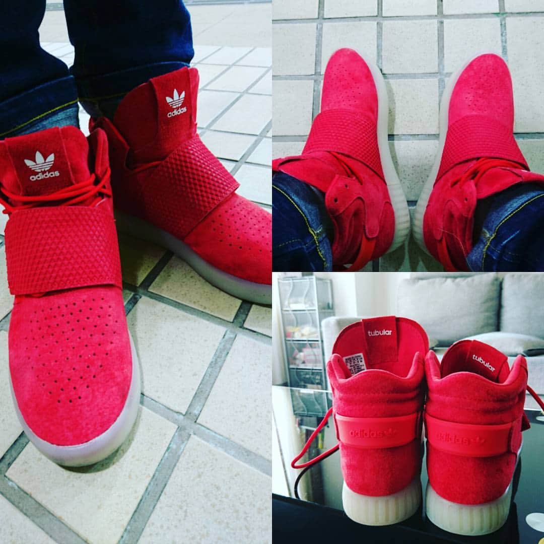土屋修平のインスタグラム：「New kicks.  #kicks #adidas #red #new #happy #present #europe」
