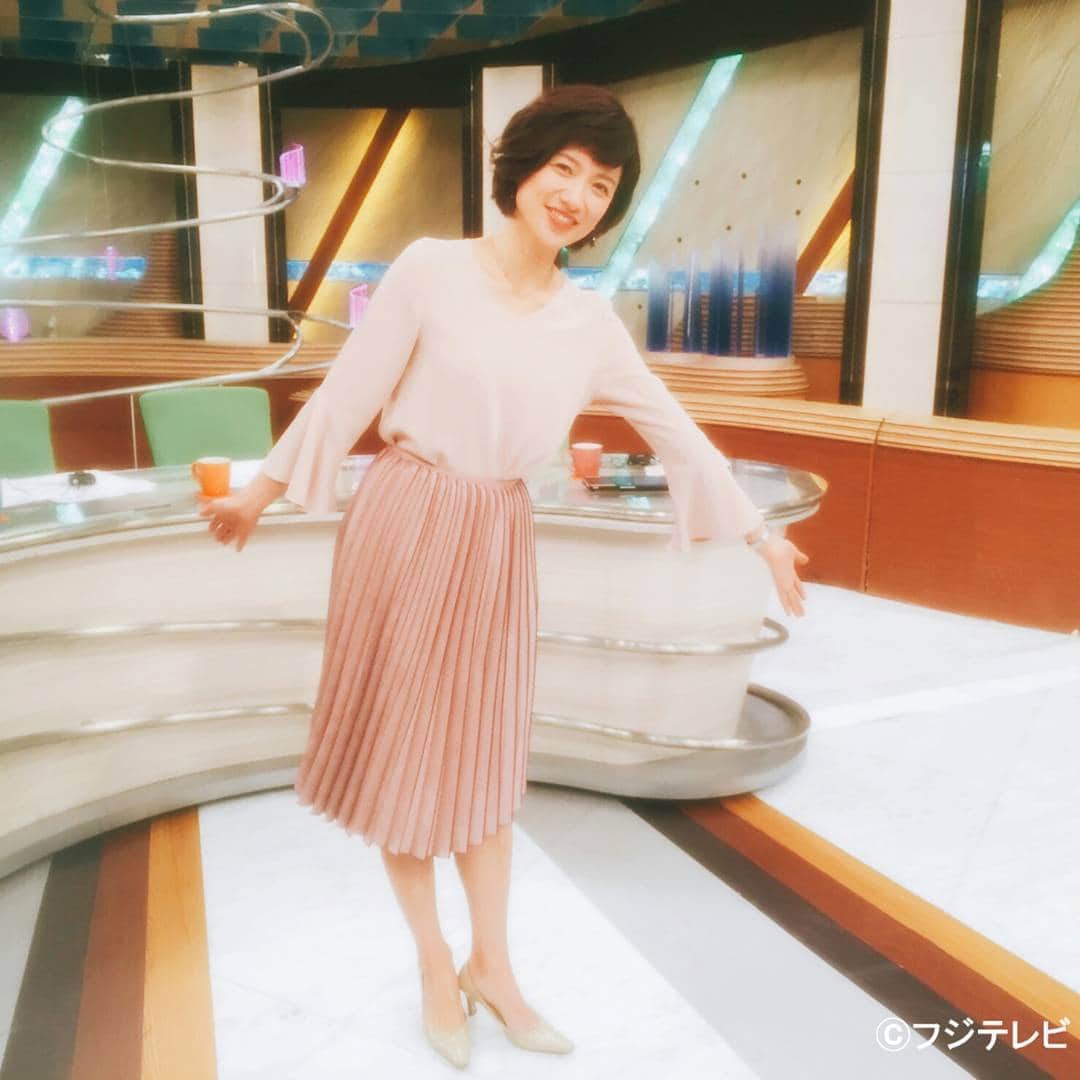 フジテレビ「とくダネ！」のインスタグラム：「今日は新春らしくやわらかピンク系のコーディネート チューリップのような袖にトレンドのプリーツスカートを合わせてみました♪ #ファッション #コーディネート #今日のコーデ #コーデ #とくダネコーデ #梅津弥英子 #梅津アナ #とくダネ #tokudane #フジテレビ #fujitv #アナウンサー #2017年 #1月5日 #木曜日 170105」