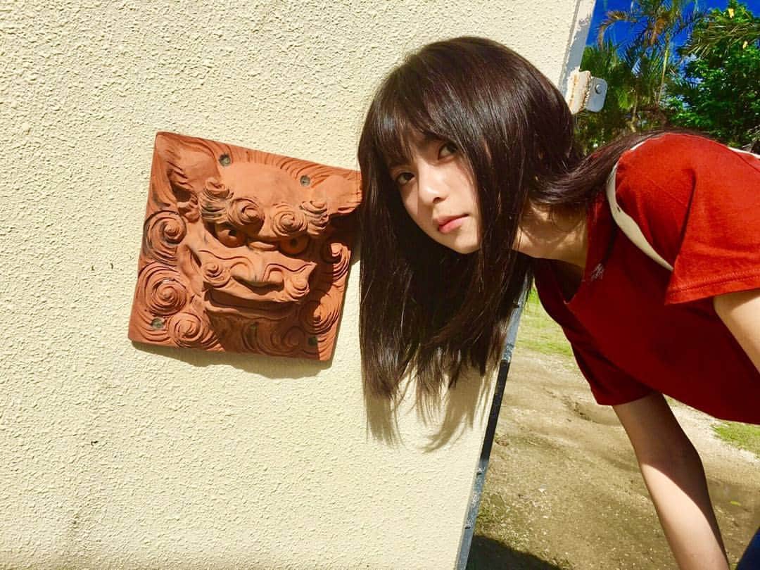 齋藤飛鳥 写真集『潮騒』のインスタグラム：「北海道から一気に飛んで こんにちわ石垣島！🌺 #シーサー？#石垣島 #いい天気#あったかいなぁ #顔の小ささ#あしゅのこんにちわ#潮騒」