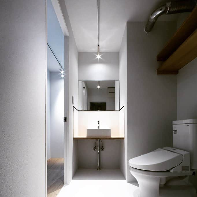 1RENOVATIONさんのインスタグラム写真 - (1RENOVATIONInstagram)「照明も水周りも、むきだしのまま。あつらえたような凹みにおさめられたさまは、リノベーションの可能性を感じさせます。 #リノベでパズル #リノベーション #マンションリノベーション #賃貸マンションリノベーション #コンバージョン #ビルリノベーション #ローコストリノベーション #不動産コンサルティング #9 #1RENOVATION #ワンリノベーション」1月5日 12時48分 - 1renovation_official