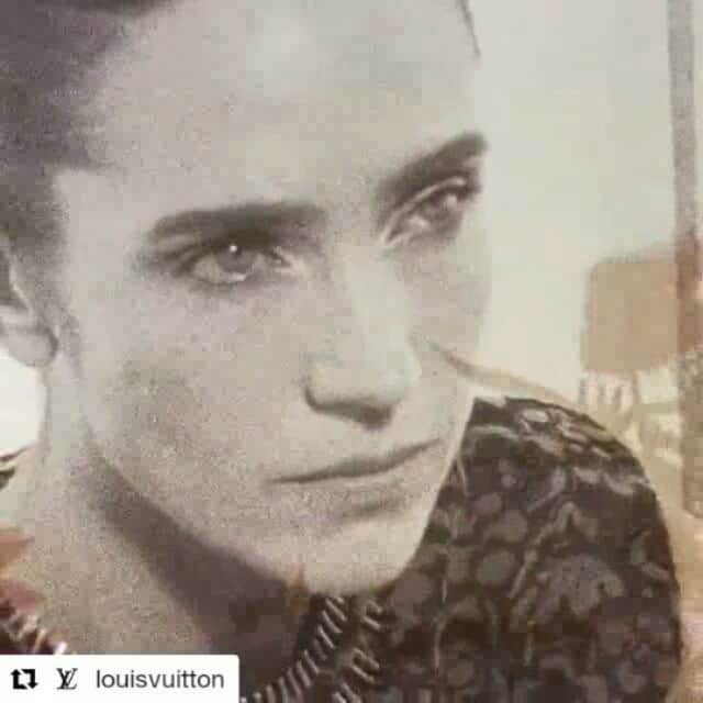 ジェニファー・コネリーのインスタグラム：「A summer dream of cool gardens and warm light. Parisian elegance. #LVSERIES6 by @NicolasGhesquiere with Jennifer Connelly, shot by Bruce Weber. @louisvuitton #jenniferconnelly」