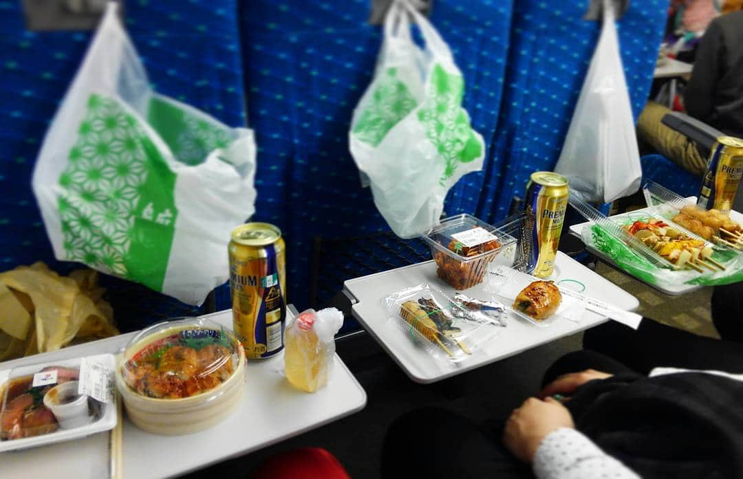 カズレーザーさんのインスタグラム写真 - (カズレーザーInstagram)「東海道新幹線にて、車内無双中」1月5日 14時18分 - kazlaser