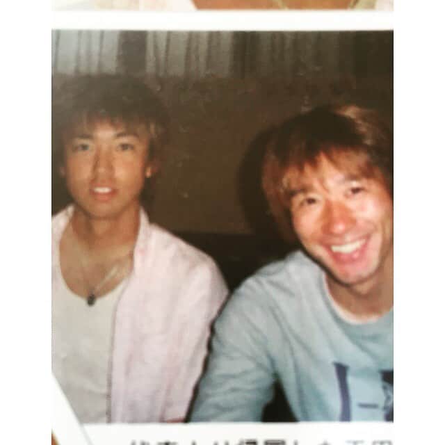 中澤聡太のインスタグラム：「実家にあった昔の写真。 おそらく玉田22歳、中澤20歳。 当時からトレーナーコーデをこよなく愛し、車の中はミスチルかグリーンデイが永遠と流れ続けていた玉さん。 #どう見てもこれは #口元半開き男が #謎の爆笑男に困惑している場面 #半開き男のペンダントがキモくても #先端にぶら下がっているのは黒豆じゃあないよ #そんな玉さんがインスタを始めました #玉田圭司 #皆さんチェックしてね #きっと #青髭を主張しながらおみくじを持ってるよ #15年以上のお付き合い #引き続き宜しくです」