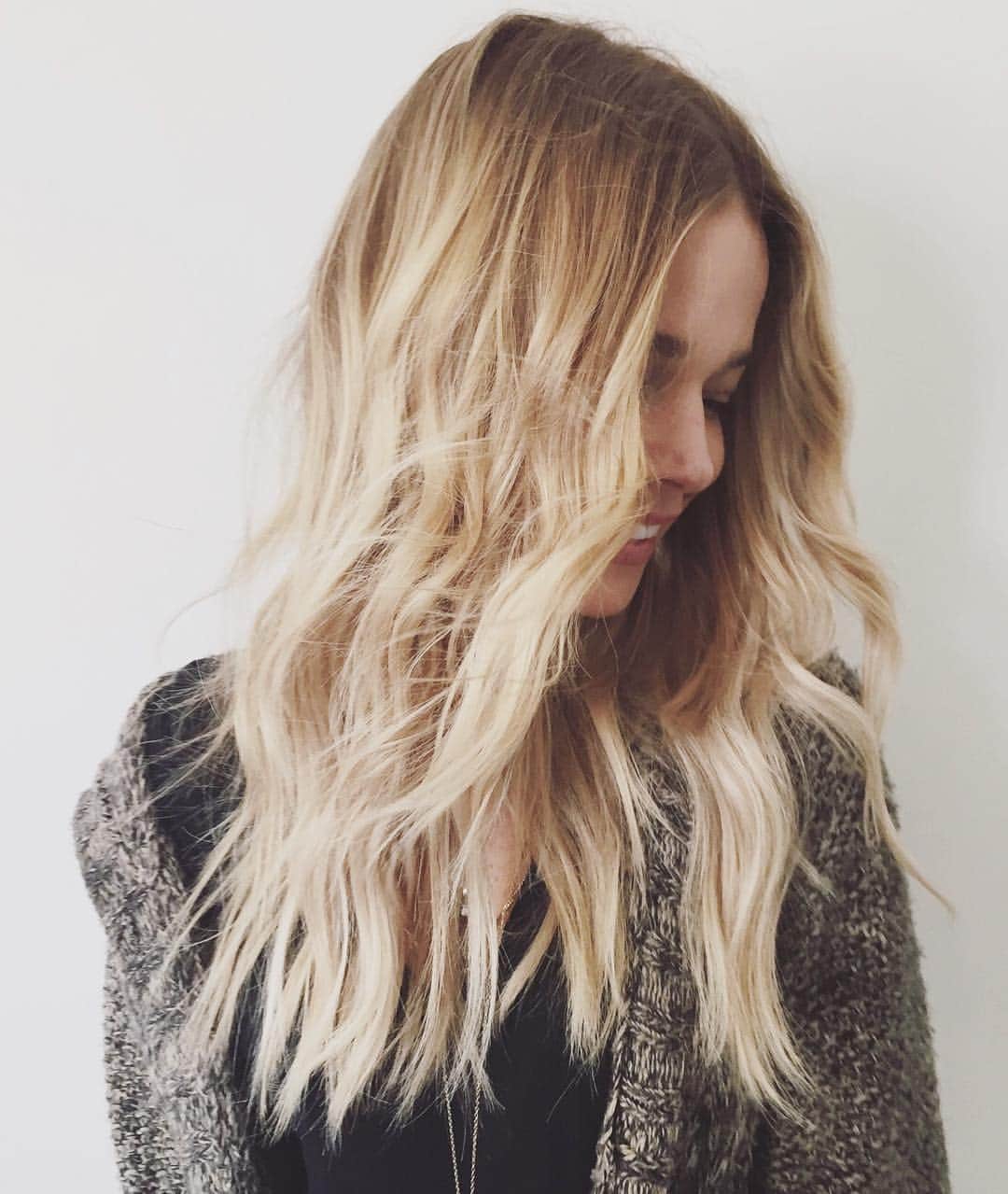 The Beauty Departmentのインスタグラム：「Are you taking proper care of your extensions? Today's post features 8 ways to get it right, get it tight. 💞{post by @kristin_ess} link up top. ☝🏼」