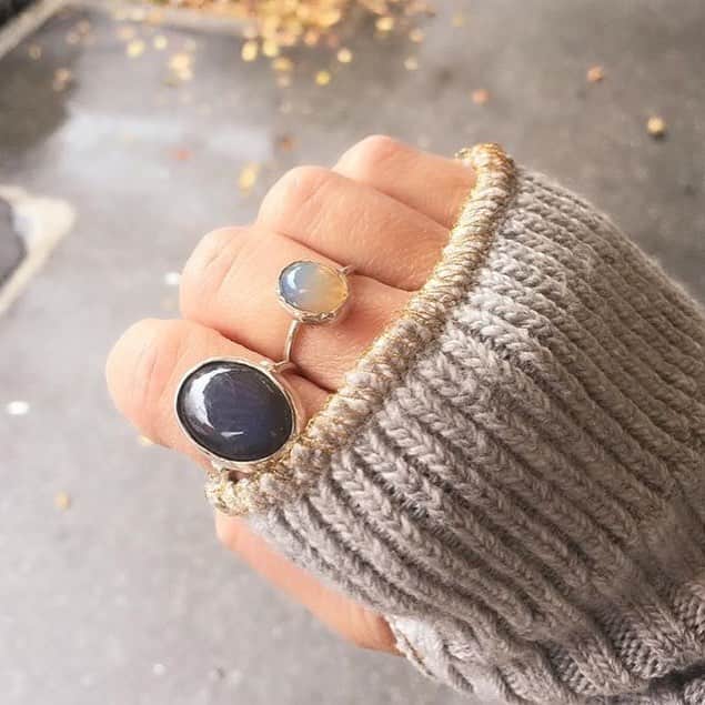 コレジアンのインスタグラム：「On active le mode grand froid ❄️ et on fait le plein de bandeaux, mitaines, chaussettes et collants #collegien !  Ces mitaines en laine et cachemire, douces et chaudes vous réchaufferont pour affronter l'hiver tout en restant #stylée  #socks #chaussettes #mitaines #mittens #manicotti #headbands #bandeaux #pannband #vantar #collants #tights  Picture by @fabriberg #valentinadomenichellijewels」