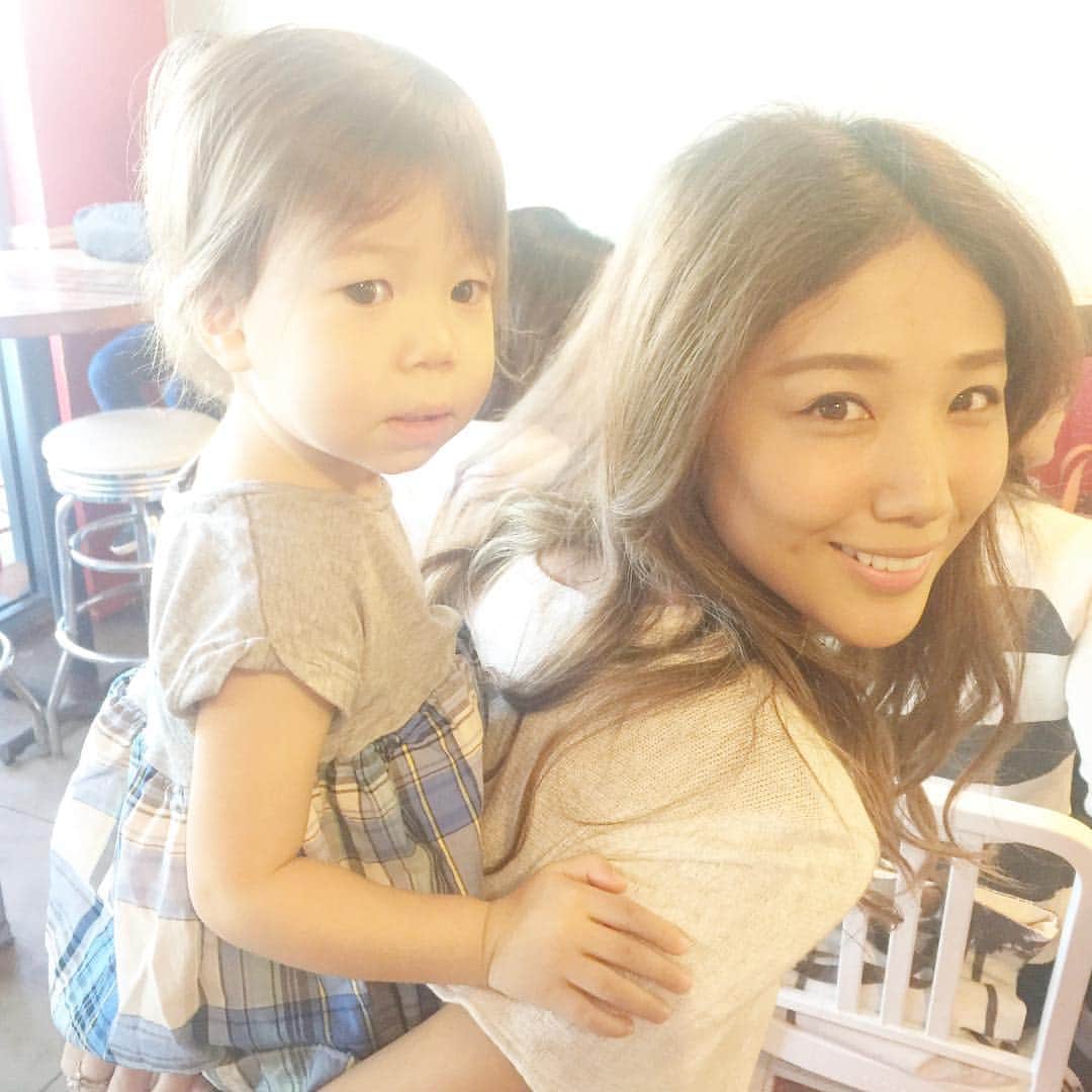 山崎みどりさんのインスタグラム写真 - (山崎みどりInstagram)「#ありちゃんと #hawaii #人気のお店 へ 前にhawaiiと東京で会った時は赤ちゃんだったのに 今回はもう子供になっててびっくり！  激かわいい♡ #hawaii #friends #twins #cute #style #breakfast」1月6日 7時56分 - midori_yamasaki_