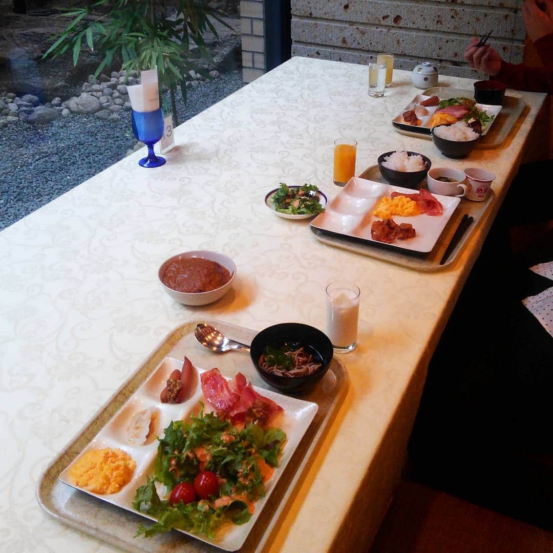カズレーザーさんのインスタグラム写真 - (カズレーザーInstagram)「一列朝食。レストランには我々三人のみ。」1月6日 9時33分 - kazlaser