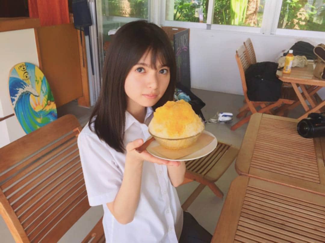 齋藤飛鳥 写真集『潮騒』のインスタグラム：「少しカキ氷 いただきます🍧  #夏だ #あしゅ氷 #カキ氷 #潮騒 #あしゅぅぅぅ」