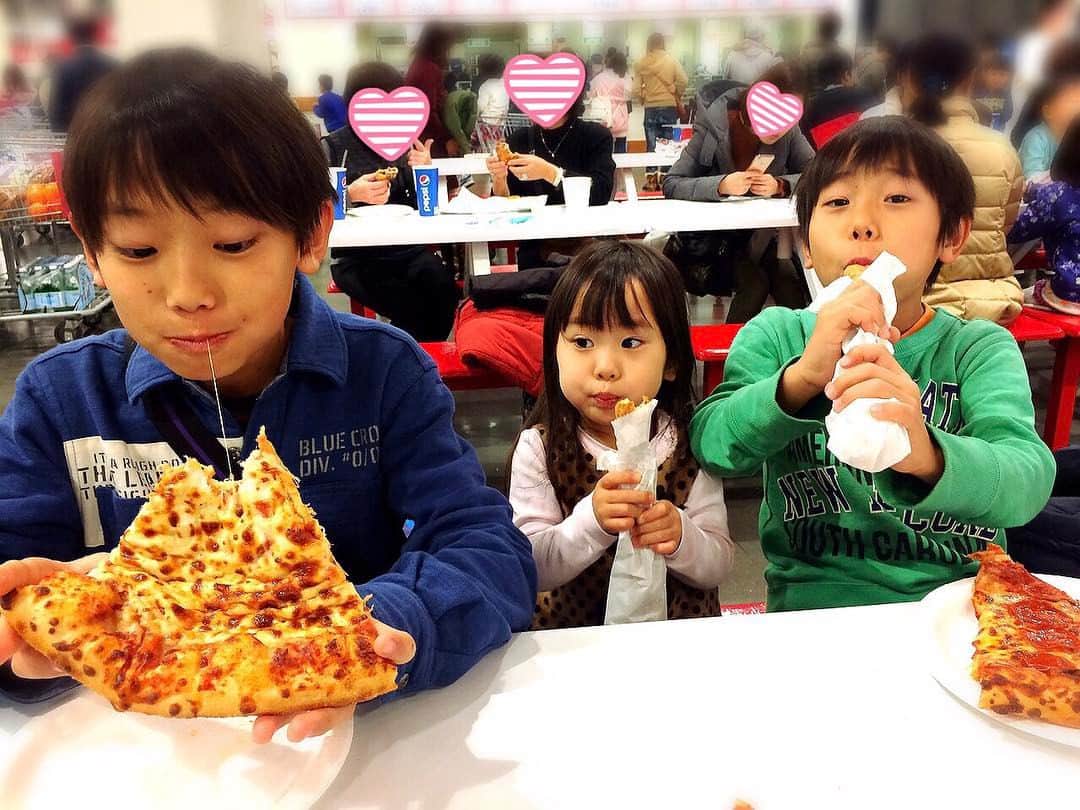 みきママさんのインスタグラム写真 - (みきママInstagram)「【コストコでランチです〜！！】 . . . . . . . #チーズピザ 🍕と#クラムチャウダー #最高 ‼️ . . . . . クラムチャウダー延々と飲めるー🤣🤣🤣 . . #ランチ#コストコ#COSTCO#costcopizza #3兄妹#instakids#brothers#kids#冬休み#instadaily #dailyphoto #みきママ #みきママごはん #おうち料理研究家」1月6日 20時44分 - mikimama_official