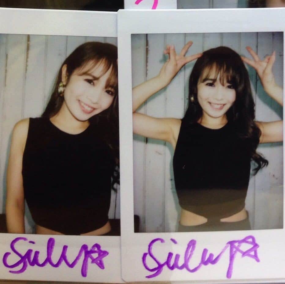のインスタグラム：「Hello💜💛💜💛 やはり、日焼けしないなんて無理だった🤔💭 チックショ〜😭👏🏻👏🏻 そして、、今年の新たな目標😬！！！ チェキで盛れるようになりたい😂💋 しょうもないかもやけど盛り氏の私には ここも結構重要なんです😑❤️❤️笑  去年のデビュー前の私。。😉😗 #タイ#バンコク#最高#でした#チェキ#現実すぎる#今年は#もっともっと#自分磨き#頑張ります🙏🏻」