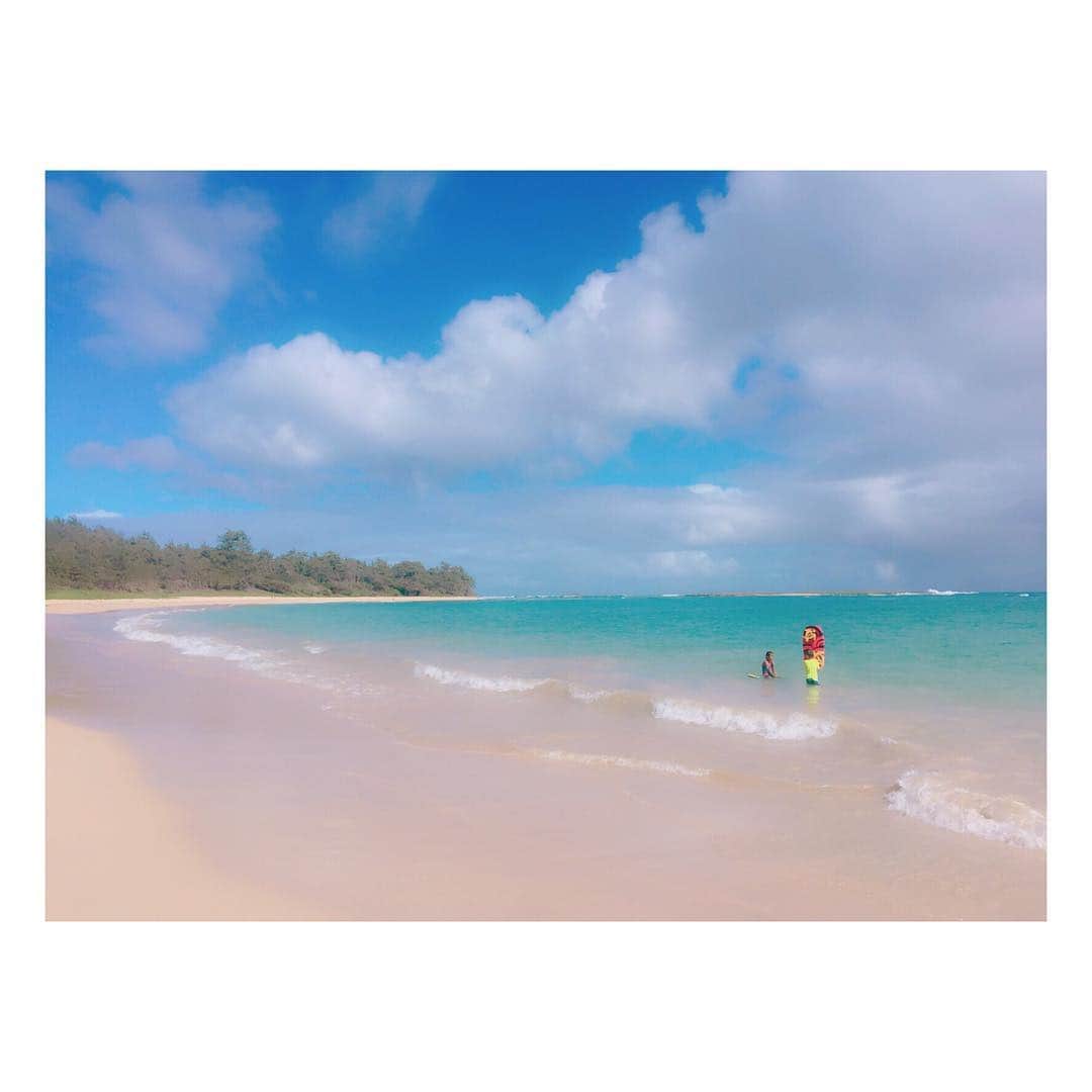 八鍬里美さんのインスタグラム写真 - (八鍬里美Instagram)「ドライブしてたらキレイな海見つけた😊✨ 波の音癒される〜..(*´艸`)🎵✨ ちょっと曇ってきた🙄💧 . #hawaii #hukilaubeach」1月6日 17時22分 - satomi_yakuwa