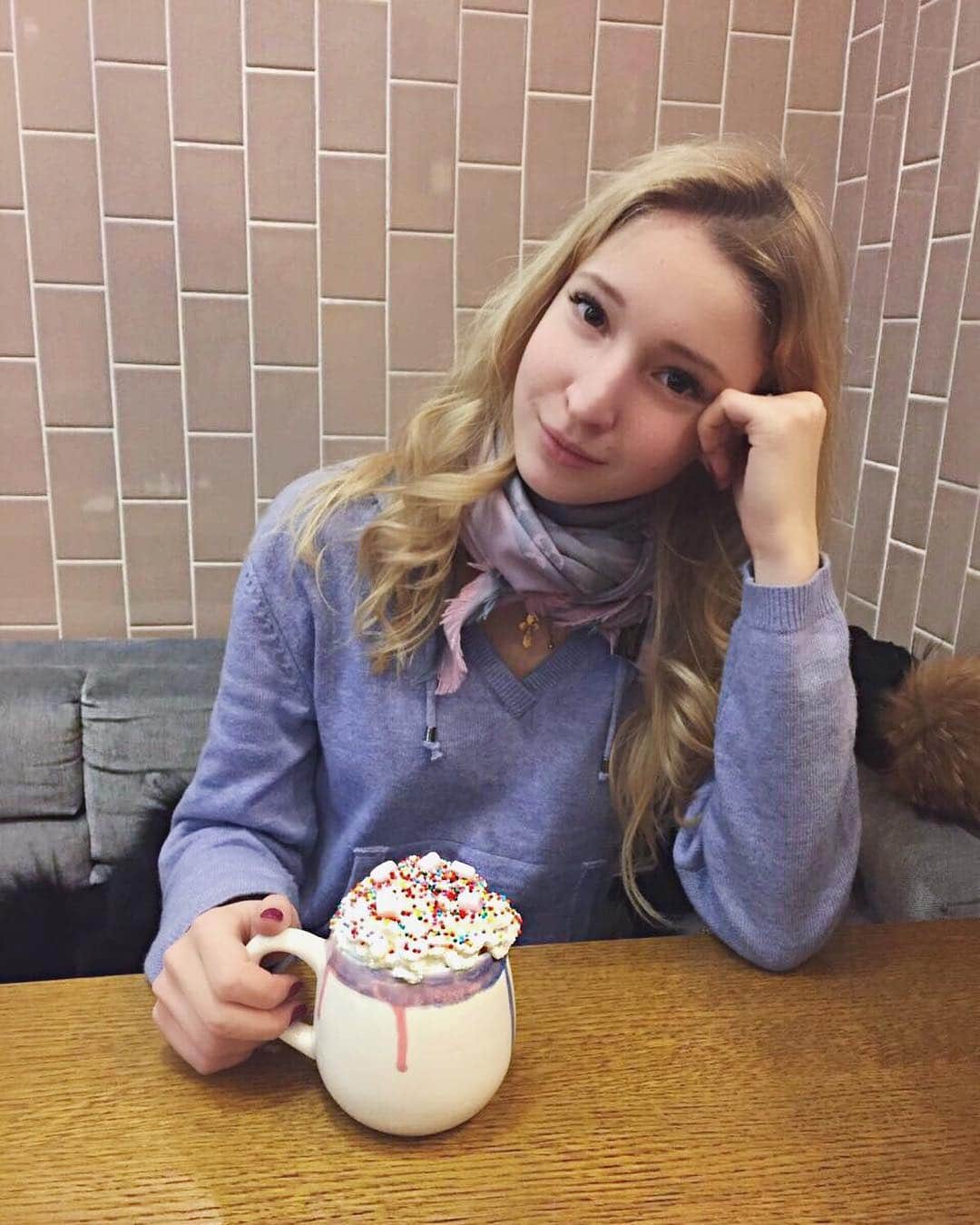 のインスタグラム：「Поздравляю вас с Рождеством,дорогие друзья!!!🙏🏼💞#mariyasotskova #MarySot #formeworldispink」