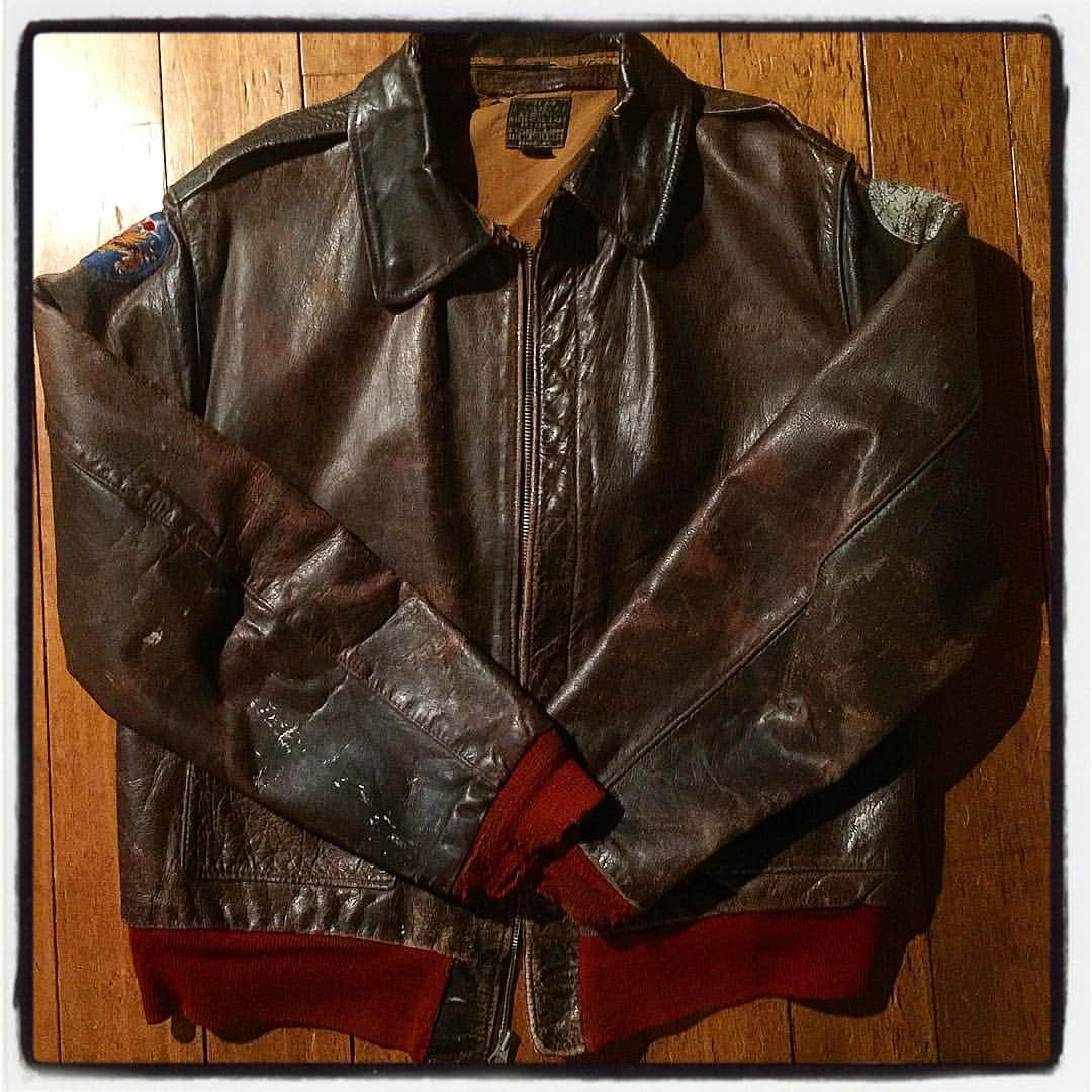大川知英のインスタグラム：「1940's A-2 Vintarge Flight jacket 🇺🇸 #ビンテージ #A2 #フライトジャケット #フライングタイガーワッペン #赤リブ #オリジナル #アメカジボーイズ #TakatsuBase」
