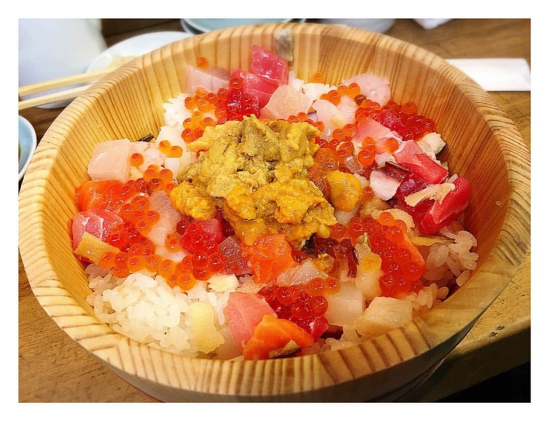 Mr.Dのグルメ日記のインスタグラム：「明日のお昼どうですか？😋 #築地#魚河岸千両 【メニュー】 #海鮮ひつまぶし ¥2,380  #グルメ #海鮮 #ひつまぶし #男飯#ランチ#昼ごはん#昼飯 #東京#tokyo##築地市場 #tokyofood #japanesefood #food #foodporn #foodpic #foodphoto #instaphoto #delistagrammer #eat#yom#yummy#delicious」