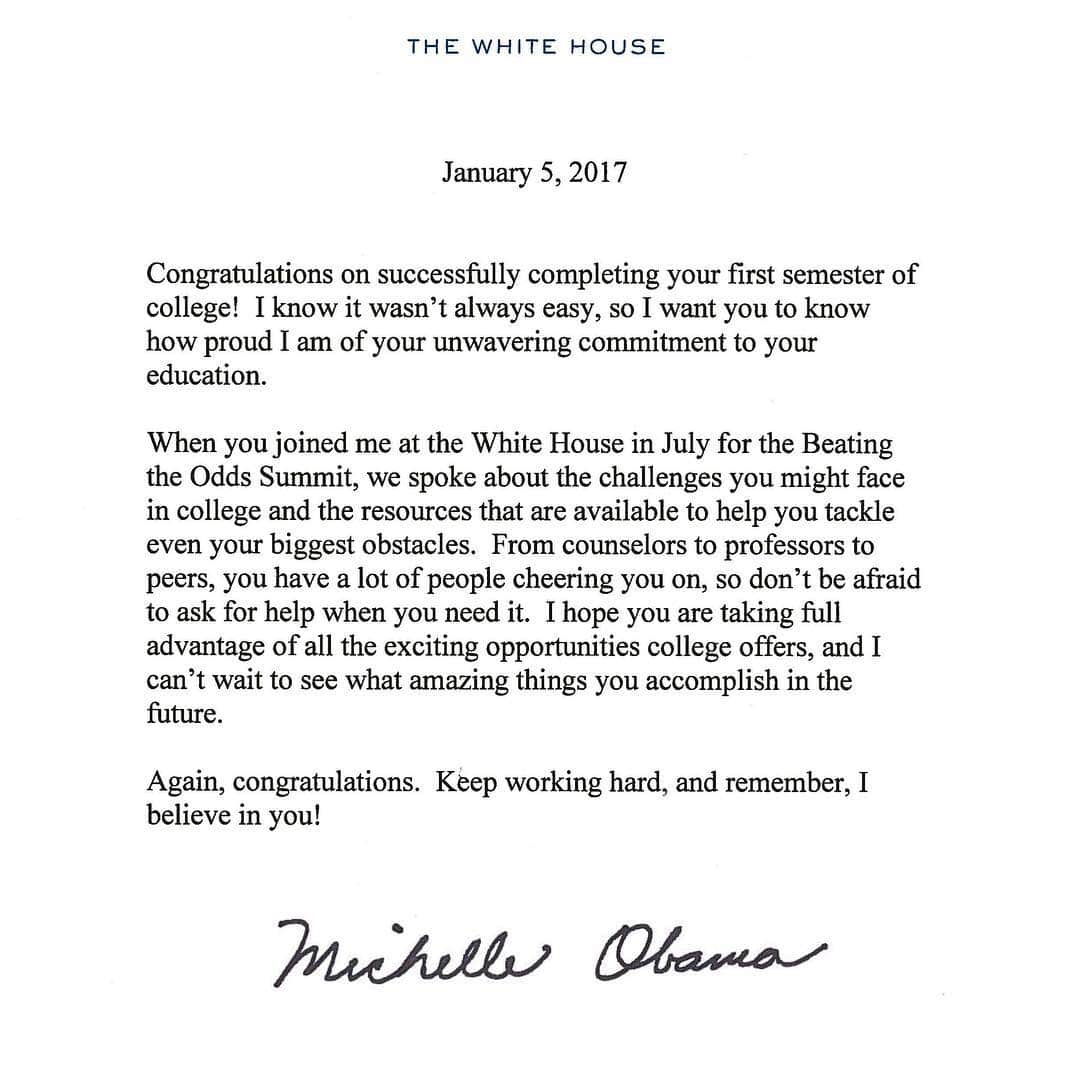 ミシェル・オバマのインスタグラム：「For all the students working hard towards a college degree - the First Lady has a message for you. #ReachHigher 🎓 Check out the link in bio for the story behind Mrs. Obama's note and tune in for her final remarks at the @WhiteHouse today at 11am ET: WH.gov/live.」