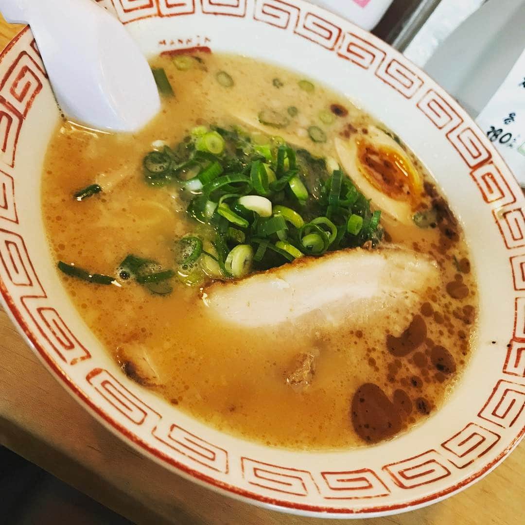 真島かおるのインスタグラム：「大阪帰ってる時に夜中に食べたラーメン。お酒のあとのラーメンは最高だよね。笑  #ラーメン #しめのラーメン」