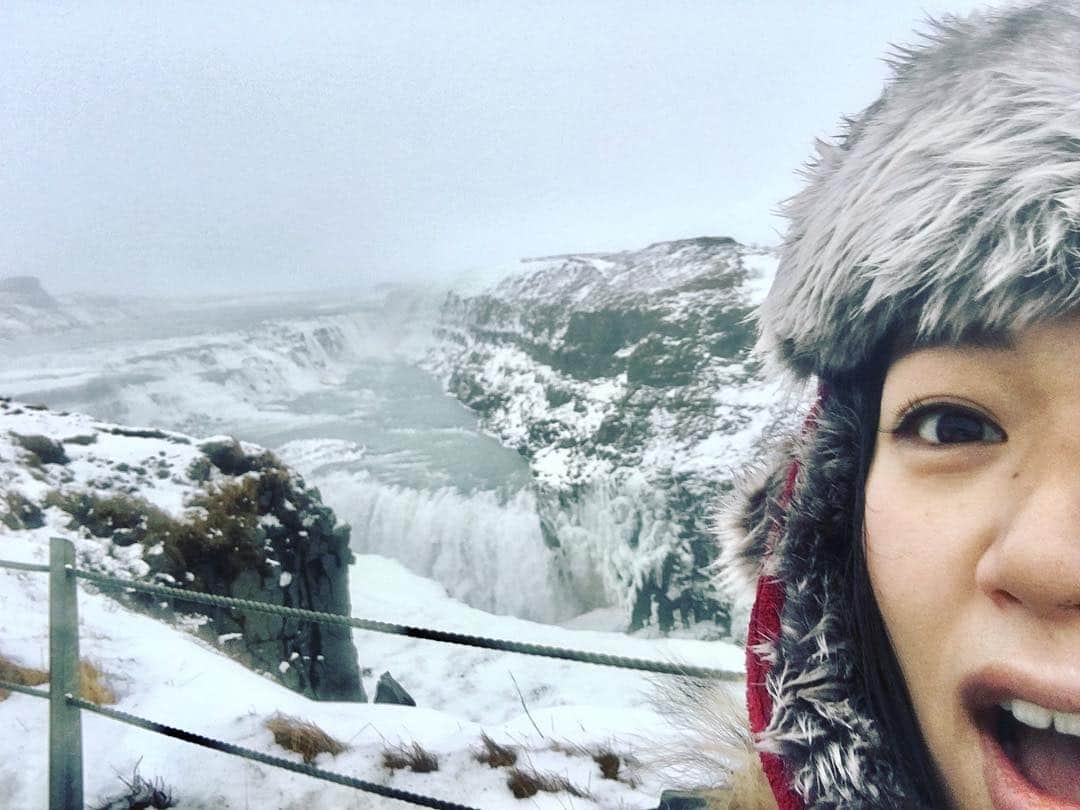 のインスタグラム：「遅くなりましたが、明けましておめでとうございます。 人生初の北欧にて素敵に年越ししてきました。 帰国して年明けを実感。 2017年は心の羽を広げたい。 今年もよろしくお願いします！  #iceland #goldencircle #gullfoss #happynewyear2017 #nordicnature #fun #snow #酉年」